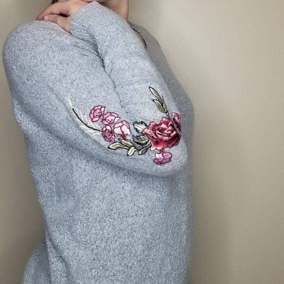 Cloud Chaser Embroidered Floral Sleeve Pullover Sweater Large - Picture 10 of 10